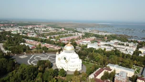 Top view drone from Yakornaya Square onThe Naval cathedral of Saint Nicholas in Kronstadt is a Russian Orthodox , Kronstadt Russia — Stock Video
