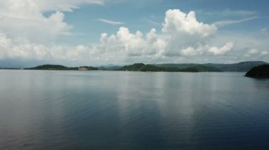 Hava deniz manzarası, tropikal tatil ve ada zıplama konsepti. Gilli hava adası ve Lombok. Endonezya, Güney Gili adaları. Gili Asahan Adası. Kumsalda bir kum şeridi ve mercanlı mavi deniz.