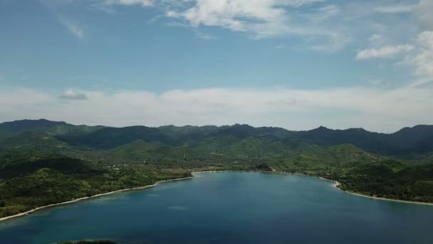 Luftbild, Tropenurlaub und Inselhopping-Konzept. Gilli und Lombok. Indonesien, südlich der Gili-Inseln. Gili Asahan Insel. Ein Streifen Sand am Strand und blaues Meer mit Korallen — Stockvideo