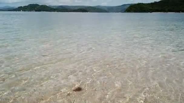 Letecký přímořský plášť, tropická dovolená a ostrov hopsání koncept. Gilli Air Island a Lombok. Indonésie, jižní Gili. Ostrov Gili Asahan. Pruh písku na pláži a modré moře s korály — Stock video