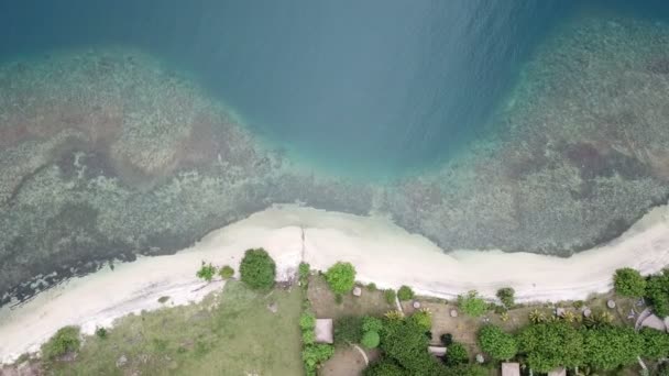 ロンボク島、インドネシア、南ギリ島。Gili Asahan島からの空中ドローンビュー。砂浜の砂とサンゴと青い海のストリップ — ストック動画