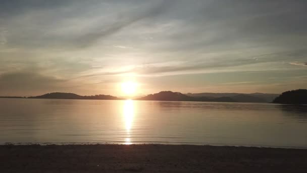 Dramatischer Sonnenuntergang über dem Meer und den bergigen Inseln, Wolken am Himmel. Blick von der kleinen Insel Gili Asahan in der Nähe von Lombok, Indonesien — Stockvideo