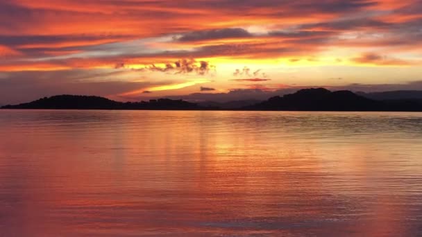海と島の上に明るい日の出,ロンボク島,インドネシア,南ギリ島. — ストック動画