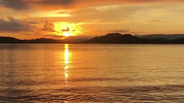 Fényes napkelte a tenger és a szigetek felett, Lombok, Indonézia, Dél-Gili szigetek. — Stock videók