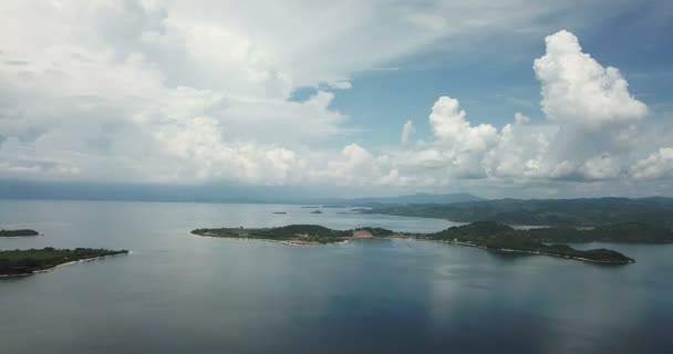 Paysage marin aérien, vacances tropicales et concept de saut d'île. Gilli Air Island et Lombok. Indonésie, îles Gili du sud. L'île Gili Asahan. Une bande de sable sur la plage et la mer bleue avec des coraux — Video