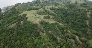 Lombok, Endonezya, Güney Gili adaları. Gili Asahan adasından insansız hava aracı görüntüsü. Kumsalda bir kum şeridi ve mercanlı mavi deniz.