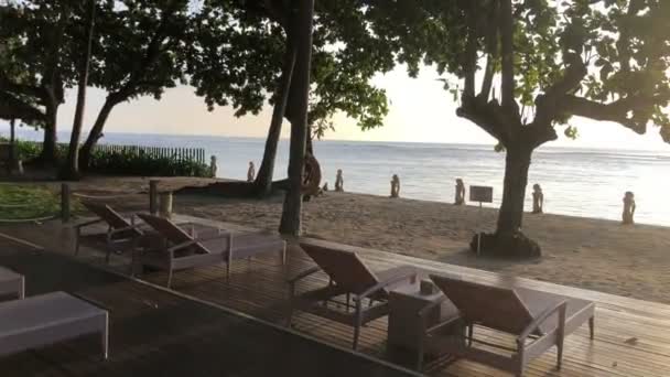 Порожній тропічний пляж, схід сонця над морем, Ломбок Індонезія — стокове відео