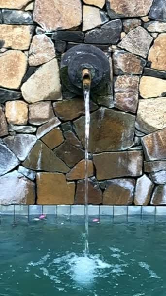 Wall Fountain Waterspout in een zwembad in een tropisch resort, slow motion — Stockvideo