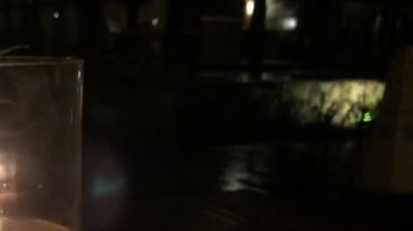 Tropik bir tatil köyündeki bir restoranın masasında mum yanıyordu.