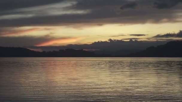 Vacker solnedgång vid stranden på ön Gili Trawangan, Lombok, Indonesien. Bilder tagna vid solnedgången — Stockvideo