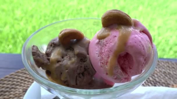 巧克力和水果冰淇淋放在柳条木的花瓶里，放在绿草的底座上 — 图库视频影像
