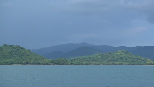 曇り空の日のギリ島のパノラマ、熱帯の海の島々、ロンボク島インドネシア — ストック動画