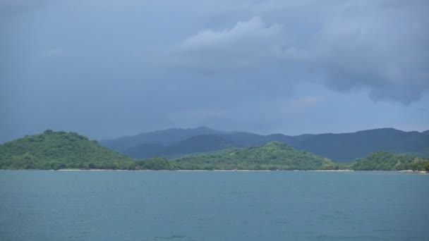 曇り空の日のギリ島のパノラマ、熱帯の海の島々、ロンボク島インドネシア — ストック動画