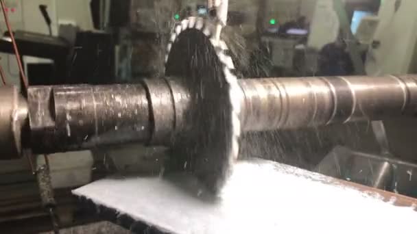 Metalworking.disk moinho destacável corta detalhe na máquina de fresagem horizontal universal, processo de corte ocorre com grande vibração, fluido de corte especificamente para processos de metalurgia, — Vídeo de Stock