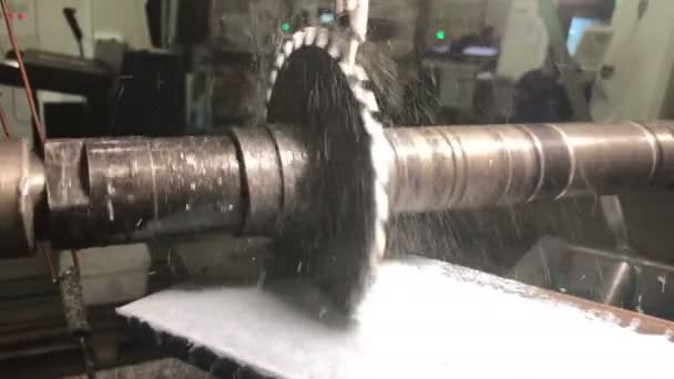 El molino desmontable Metalworking.disk corta el detalle en la fresadora horizontal universal, el proceso de corte se produce con gran vibración, el fluido de corte específicamente para procesos de mecanizado, — Vídeos de Stock