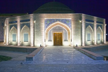 Gece aydınlığında Semerkand 'ın antik binaları. Özbekistan