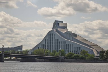 Letonya 'nın Daugava kıyısındaki Riga' da ulusal halk kütüphanesinin yeni modern binası