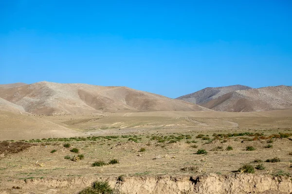 ウズベキスタンの砂漠地帯の道 — ストック写真