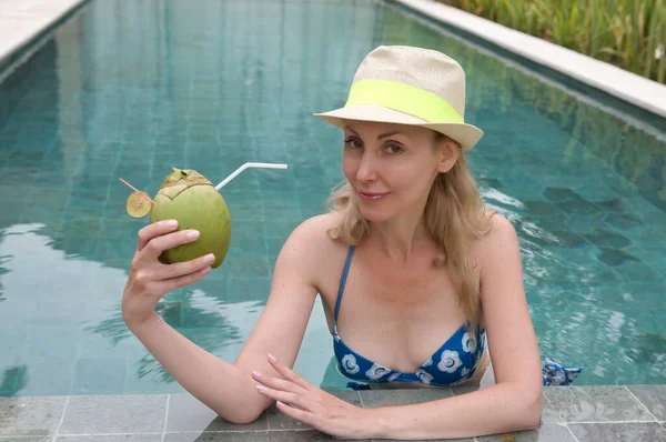 Attraktive Frau Pool Mit Cocktail Kokosnuss — Stockfoto