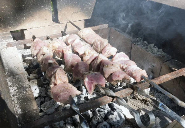 肉は炭火焼で焼かれ — ストック写真