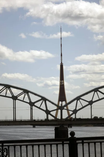 Ponte Ferroviária Sobre Rio Daugava Riga Letónia Num Dia Nublado Imagens De Bancos De Imagens