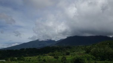 Endonezya 'daki Bali Adası' nda bulutların hareket halindeki dağının çarpıcı zaman çizelgesi.