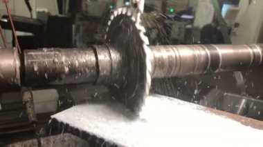 Metal işliyor. Disk sökülebilir değirmen evrensel yatay değirmen makinesinin detaylarını kesiyor. Kesme işlemi büyük bir titreşimle gerçekleşiyor.