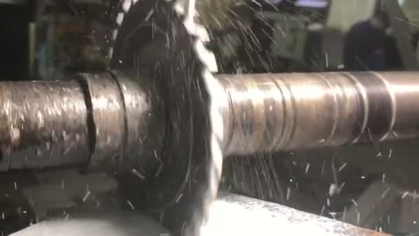 Moulin amovible Metalworking.disk coupe les détails sur la fraiseuse horizontale universelle, le processus de coupe se produit avec une grande vibration, fluide de coupe spécifiquement pour les processus de travail des métaux — Video