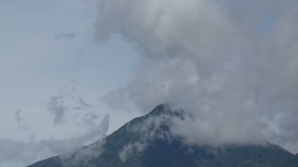 Moln rör sig från vinden nära toppen av en vulkan, timelapse. Blå himmel på solig dag — Stockvideo