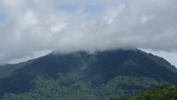 Impresionante metraje de timelapse de Mount con nubes en movimiento en la nebulosa mañana en la isla de Bali, Indonesia — Vídeo de stock