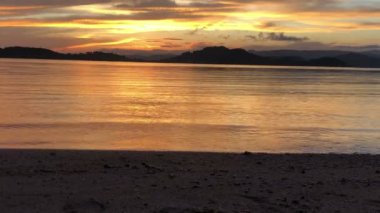 Lombok, Endonezya, Güney Gili adaları üzerinde parlak gün doğumu