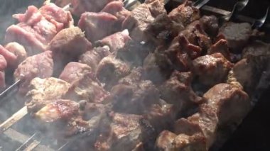 Shashlyk bir kır evinin yakınındaki bir mangala ateş etmeye hazırlanıyor.