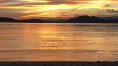 Lombok, Endonezya, Güney Gili adaları üzerinde parlak gün doğumu