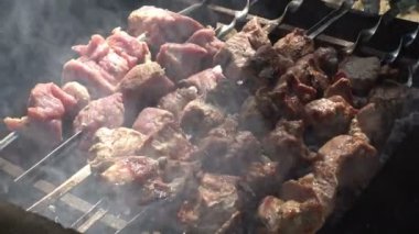 Shashlyk bir kır evinin yakınındaki bir mangala ateş etmeye hazırlanıyor.