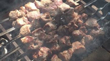 Shashlyk bir kır evinin yakınındaki bir mangala ateş etmeye hazırlanıyor.