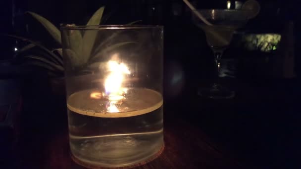 Kaars brandt op de tafel van een restaurant in een tropisch resort — Stockvideo