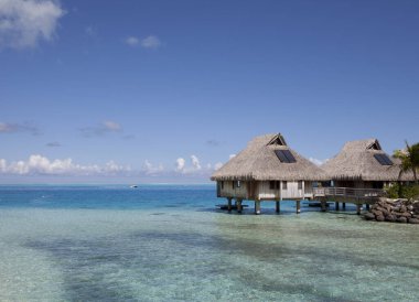 Denizde su üzerinde kulübeler