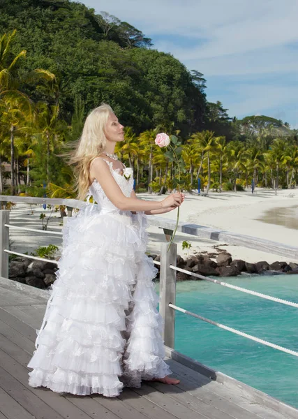 Mladá Krásná Žena Šatech Nevěsty Mostě Mořském Okraji Polynésie — Stock fotografie