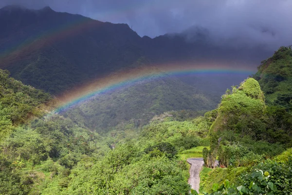 Taiti Polinésia Nuvens Sobre Uma Paisagem Montanha Arco Íris — Fotografia de Stock