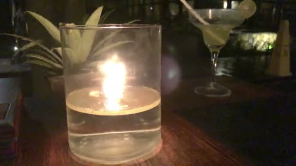 Quemaduras de velas en la mesa de un restaurante en un resort tropical, de cerca — Vídeo de stock