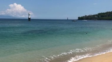 Genç, narin bir kadın tropik bir tatil köyü olan Lombok Endonezya 'da mavi denizde banyo yapıyor.