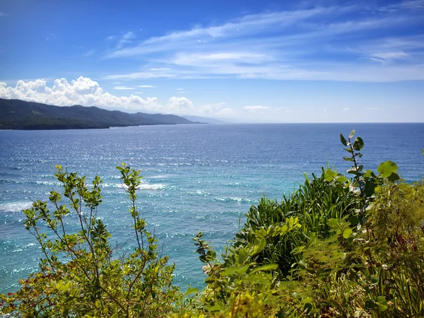 ジャマイカ。晴れた日の海と山. — ストック写真
