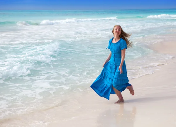 在海 coa 上快乐的女人 — 图库照片