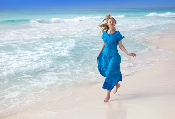 La mujer feliz en el mar coas —  Fotos de Stock