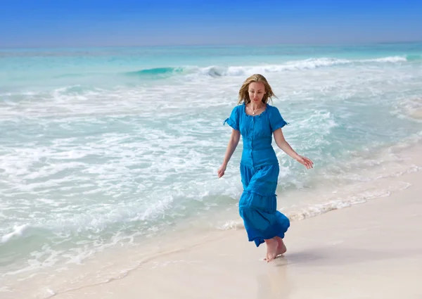 The happy woman on sea coas — Stock Photo, Image