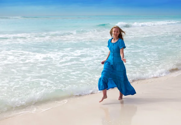 A boldog nő a tenger eredetiséget — Stock Fotó