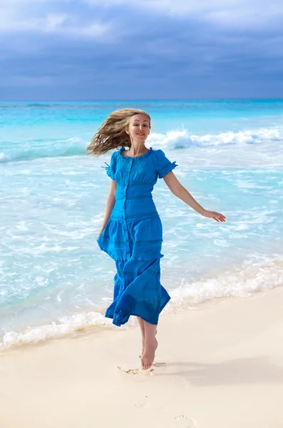 A mulher feliz em coas do mar — Fotografia de Stock