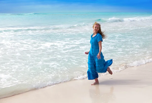 A mulher feliz em coas do mar — Fotografia de Stock