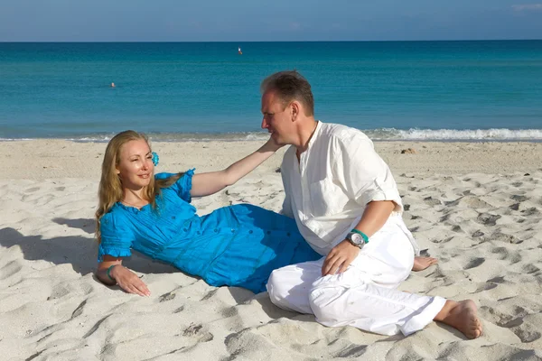 La pareja cariñosa en la orilla del mar, Cuba, Varadero — Foto de Stock