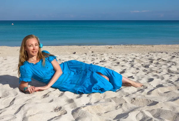 A jovem mulher em um vestido romântico encontra-se na areia perto do mar, Cuba, Varader — Fotografia de Stock